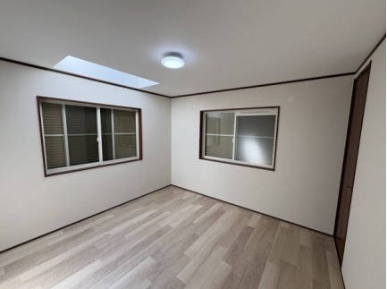 伊加賀西町の洋室|シンプルながら居心地の良い洋室。どんな家具も置きやすく、子ども部屋や寝室など多用途に活用できる使いやすい空間です。