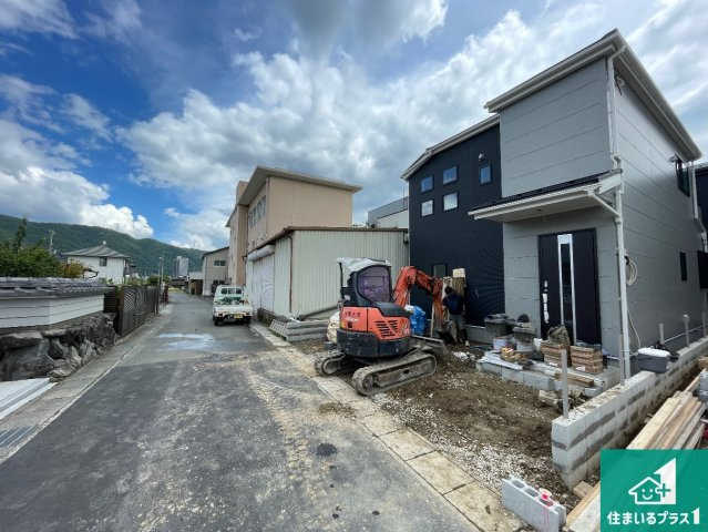 亀岡市篠町柏原町頭　第2期　新築一戸建ての前面道路含む現地写真|周辺は落ち着いた街並みの住宅地！子育てがしやすい住環境です！まだ未完成ですが、現地でしかわからない事もございます。是非一度ご覧ください。