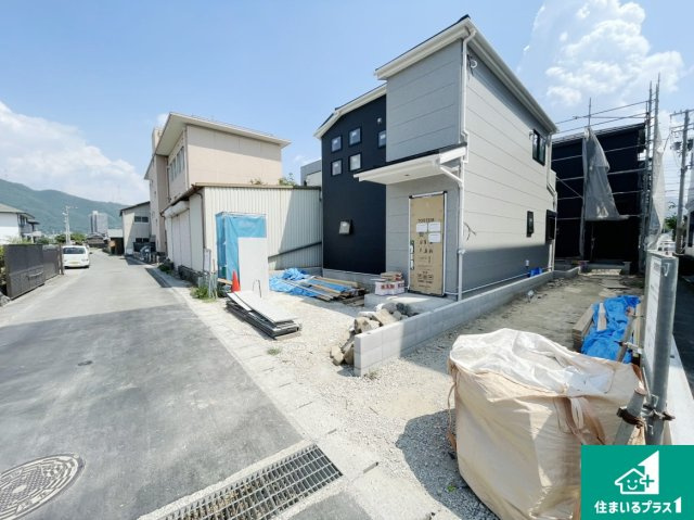 亀岡市篠町柏原町頭　第2期　新築一戸建ての前面道路含む現地写真|周辺は落ち着いた街並みの住宅地！子育てがしやすい住環境です！まだ未完成ですが、現地でしかわからない事もございます。是非一度ご覧ください。