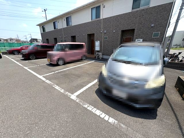 ボヌールB棟の駐車場|駐車場があるので、車を買う予定の方も安心です