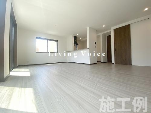 【居間・リビング】 | 【仲介手数料０円】相模原市中央区すすきの町8期　新築一戸建て　全4棟 | 相模原市中央区すすきの町8期　新築一戸建て　全4棟