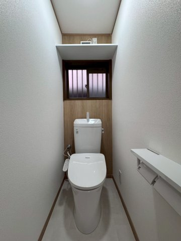 寝屋川市春日町のトイレ|温水洗浄便座付きトイレ。
1階、2階と2か所ございます。