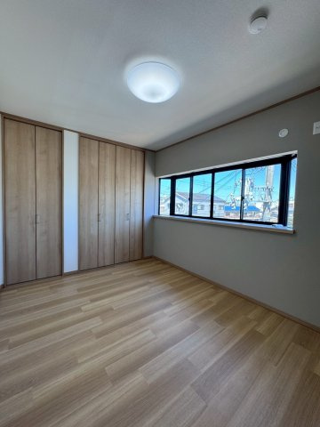 寝屋川市春日町の洋室|約6帖の洋室。
3階の各お部屋は全室6帖とゆとりがあります！
