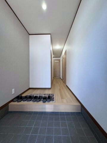 寝屋川市春日町の玄関|お好みでシューズボックスなど置いていただけるスペースのある玄関です！
