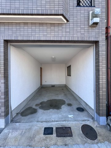 寝屋川市春日町の駐車場|シャッター付き車庫で大切なお車も安心です！