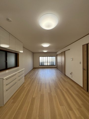 寝屋川市春日町の居間・リビング|広いリビングなのでご家族が多くても安心です！
リビングにも大容量収納できるクローゼットがございます。