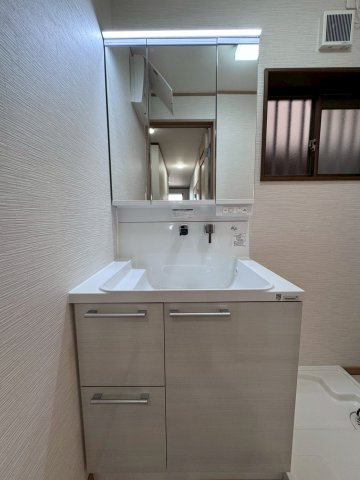寝屋川市春日町の独立洗面台|明るい三面鏡付きの洗面化粧台です。洗面室は窓付きなので換気も安心です。