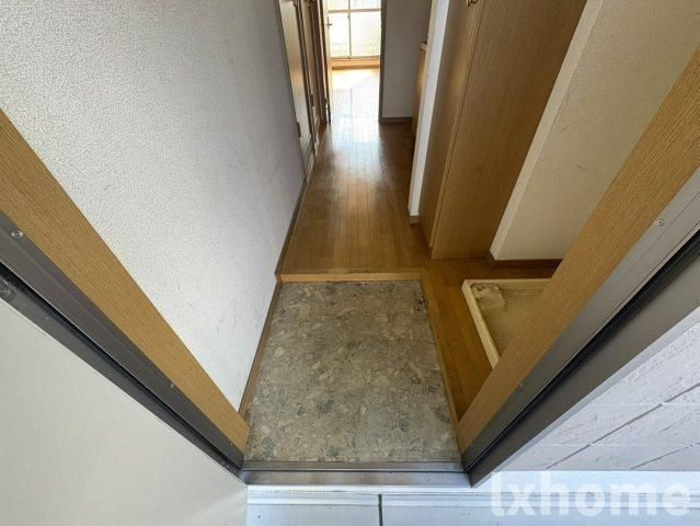 ネオメゾン小山B棟の玄関|明るい玄関です