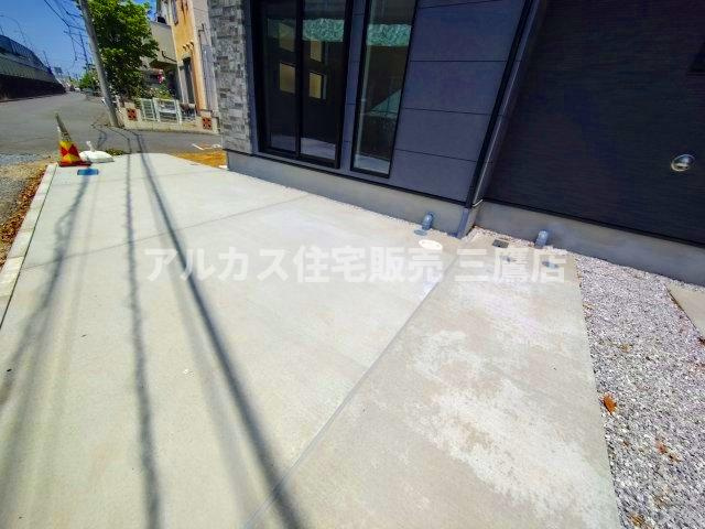 府中市小柳町2丁目　西武多摩川線　競艇場前駅　新築戸建の駐車場