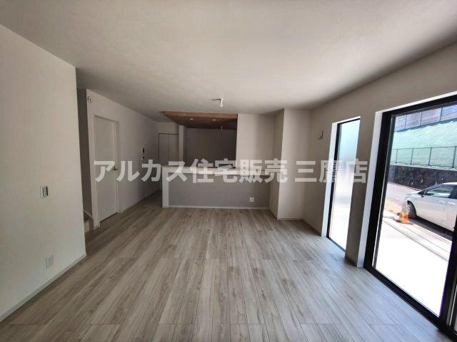 府中市小柳町2丁目　西武多摩川線　競艇場前駅　新築戸建の居間・リビング
