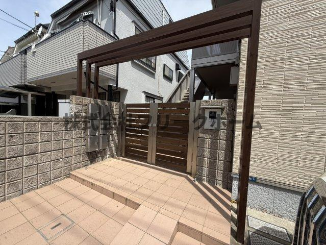 三鷹市井の頭４丁目の賃貸マンションのエントランス