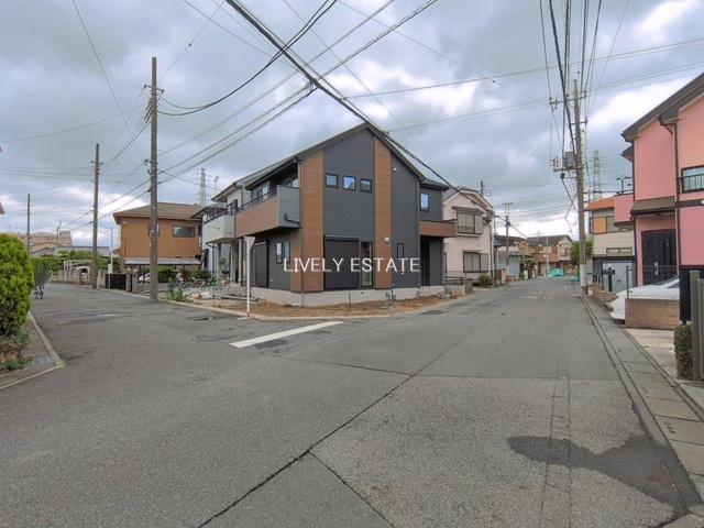 越谷市宮本町2丁目 新築分譲住宅の前面道路含む現地写真
