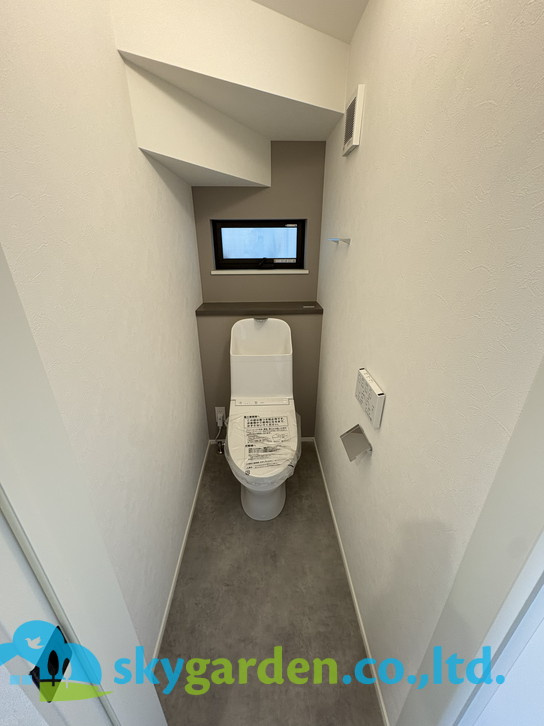 藤沢市西富第3期　新築戸建　全2棟K棟のトイレ|ゆったりとした空間のトイレです