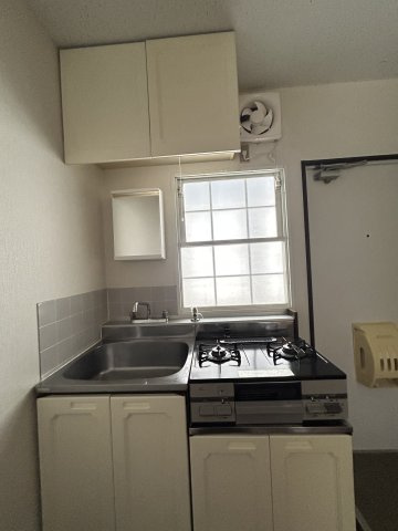 春日部市中央２丁目のアパートのキッチン