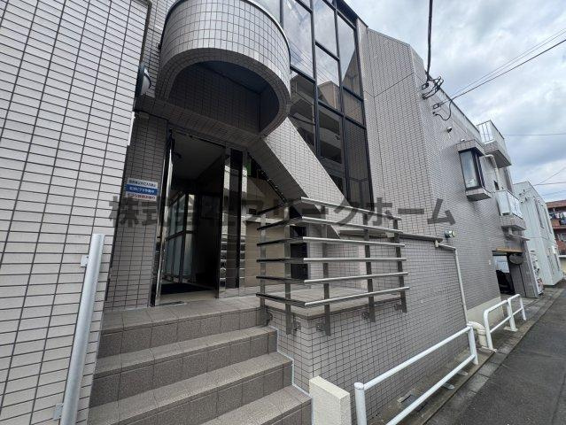 武蔵野市吉祥寺本町２丁目の賃貸マンションのエントランス