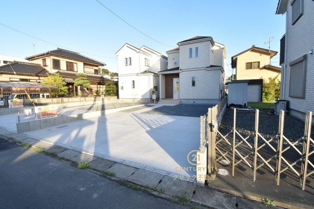 ハートフルタウン 　ひたちなか市相金町33番　Aの駐車場|新築戸建てを購入する際、庭付き、駐車場付きは大変魅力的です。十分な駐車スペースがあれば、ご家族様それぞれが車をご所有の場合や来客の際も安心です。