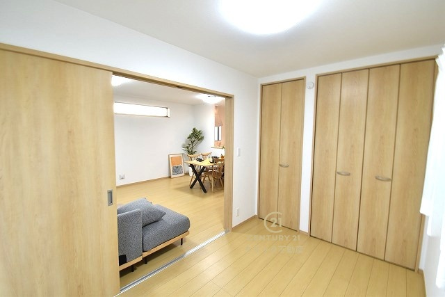 ハートフルタウン 　ひたちなか市相金町33番　Aの洋室|1階洋室です。リビングとの間の引き戸を閉めて在宅ワークに、開放してキッズスペースに、など自由に空間を分けて使えます。大容量の収納も配備されております。