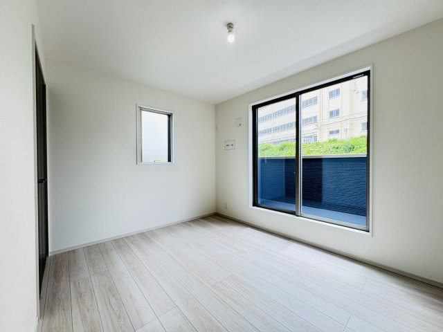 柏市東中新宿３丁目新築戸建（東中新宿２期）の子供部屋|6帖洋室・南東側バルコニー前の明るいお部屋です♪