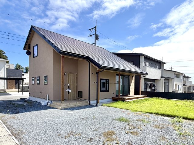 【中古戸建】北群馬郡吉岡町大字北下の外観|■外観｜外壁のアクセントカラーがシックな外観です。シンプルなデザインでありながらも「個性」を損なわず、お客様一人ひとりの暮らし方にフィットします。
