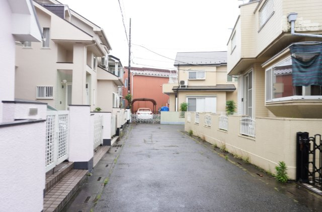 越谷市大字増林 中古戸建の前面道路含む現地写真