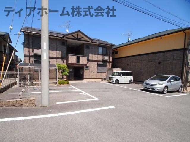 ヴィルヌーブB棟の駐車場