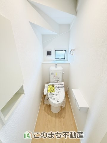 CRADLEGARDEN真岡市荒町第13のトイレ|小窓から換気ができて清潔なトイレスペース☆