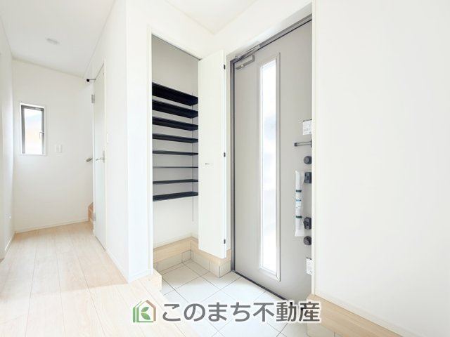 CRADLEGARDEN真岡市荒町第13の玄関|広々とした玄関スペース♪たくさんの靴を収納できる下駄箱もございます。
