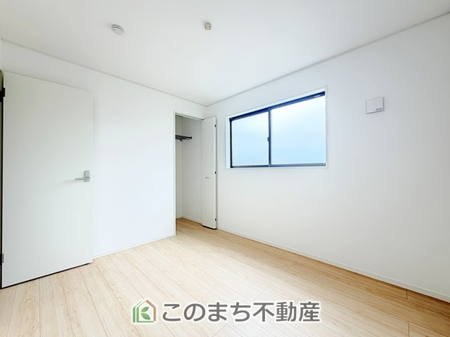 CRADLEGARDEN真岡市荒町第13の洋室|お子様のお昼寝にも便利な洋室です。大きな窓から暖かな日差しが差し込みます♪