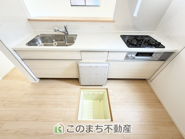 CRADLEGARDEN真岡市荒町第13のキッチン|キッチン床下収納ございます。