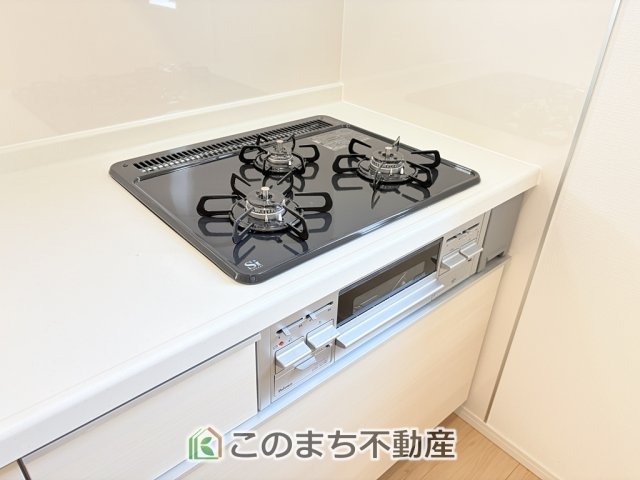CRADLEGARDEN真岡市荒町第13のキッチン|三ツ口コンロ採用で、同時調理もスムーズ◎！お料理を並べられるカウンター付きで、配膳・片付けをサポート！リビングで過ごすご家族とコミュニケーションを楽しみながら作業可能です♪