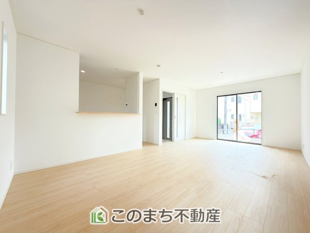 CRADLEGARDEN真岡市荒町第13の居間・リビング|開放感のある広々としたリビング☆家族みんなでゆったりくつろげます♪
南側から暖かな日差しが差し込みます♪キッチンからリビングの様子がよく見渡せます☆