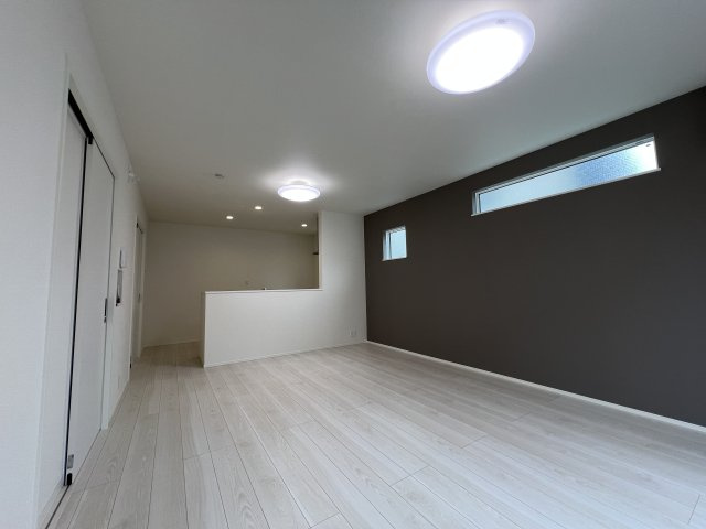 あきる野市下代継　新築戸建全1棟の居間・リビング|アクセントクロスがおしゃれなLDK！お好みの家具やインテリアで快適な空間にコーディネートしてください。
