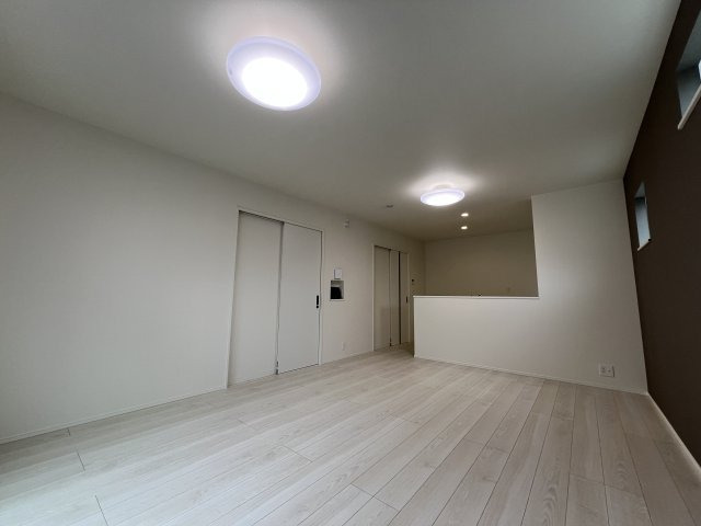あきる野市下代継　新築戸建全1棟の居間・リビング|ご家族の会話がはずむ、開放的なＬＤＫ☆