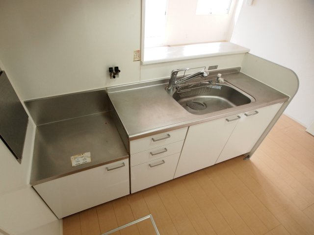 葛城市柿本のアパートのキッチン|コンパクトなキッチンで掃除もラクラク