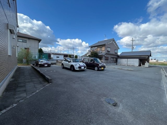 葛城市柿本のアパートの駐車場