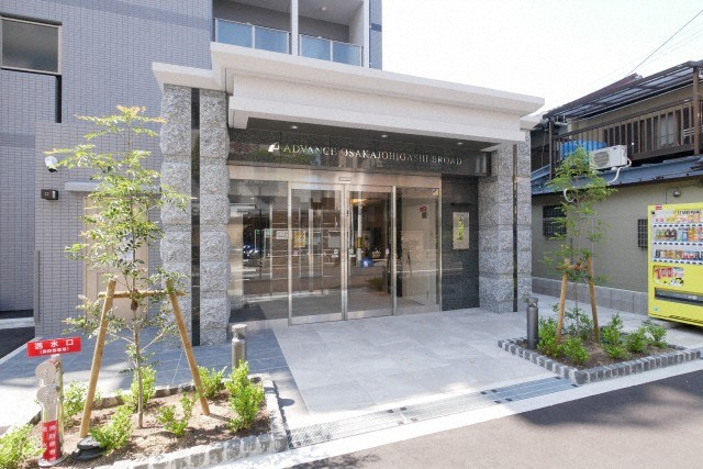 アドバンス大阪城東ブロードのエントランス
