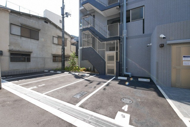 アドバンス大阪城東ブロードの駐車場
