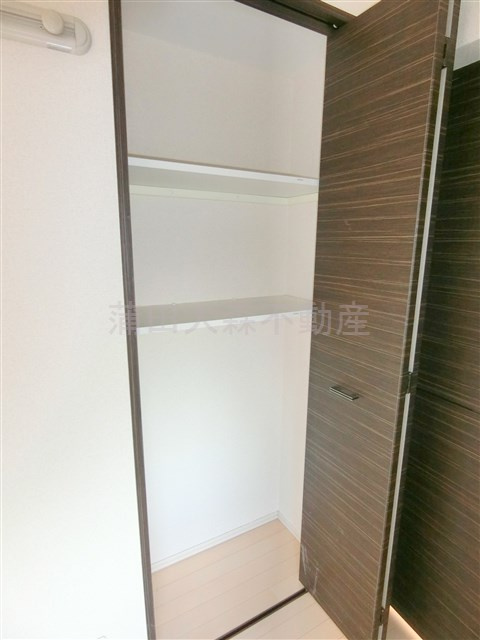 スカイコート蒲田EASTの収納|洋室入口の棚収納