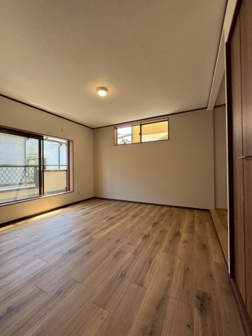 寝屋川市香里西之町の洋室|約9.2帖の広さのある洋室です。主寝室とておすすめです。