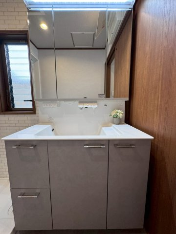 寝屋川市香里西之町の独立洗面台|明るい3面鏡付き洗面化粧台で広さもある洗面台です！
洗面下も日用品がたっぷり収納できます。