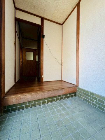 名谷町字権行司貸家の玄関