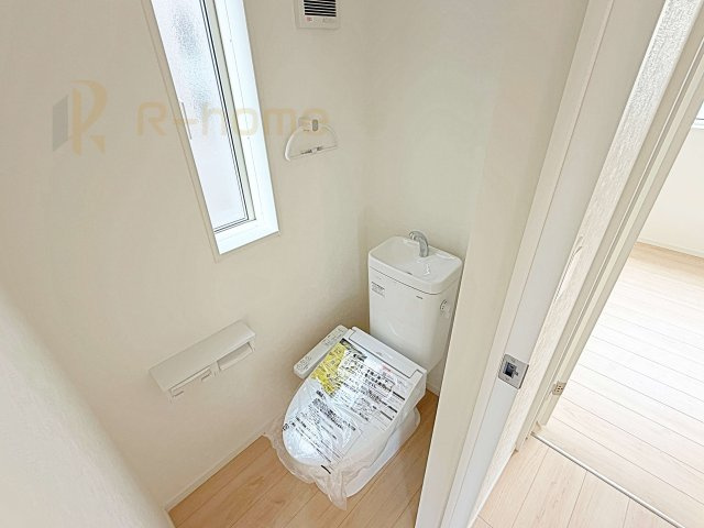 水戸市平須町第8　新築戸建て　2号棟のトイレ|温水洗浄便座付きのトイレ。
トイレが２ヵ所設置で朝の忙しい時間でも安心です。