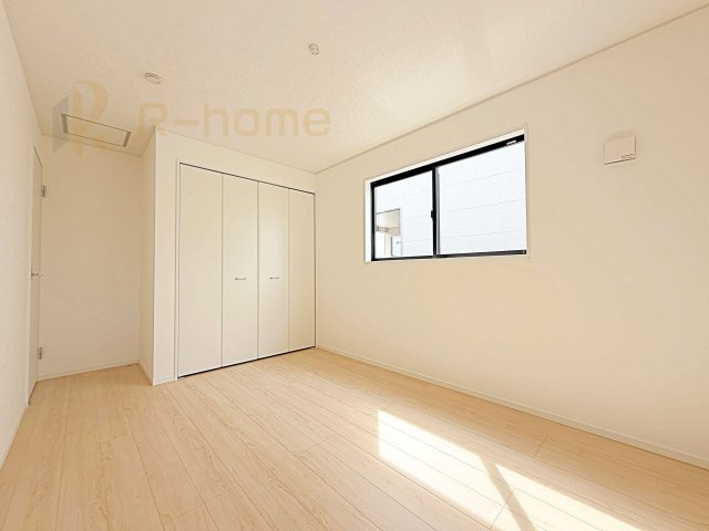 水戸市平須町第8　新築戸建て　3号棟の洋室|どんな部屋家具も合わせやすいシンプルな洋室！
たっぷりの日差しと心地よい風が舞い込む住まい♪