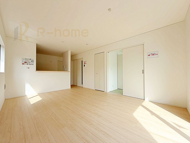 水戸市平須町第8　新築戸建て　3号棟の居間・リビング|広くて明るいＬＤＫ♪ ゆったりくつろげるリビングスペースで、ご家族皆様の笑顔が溢れます。