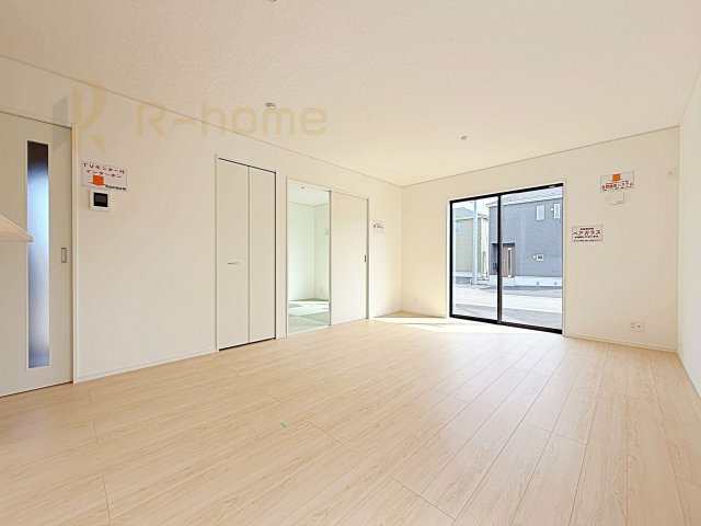 水戸市平須町第8　新築戸建て　3号棟の居間・リビング|開放感のあるリビングには収納スペースもあり、ゆったりした空間を保てます♪