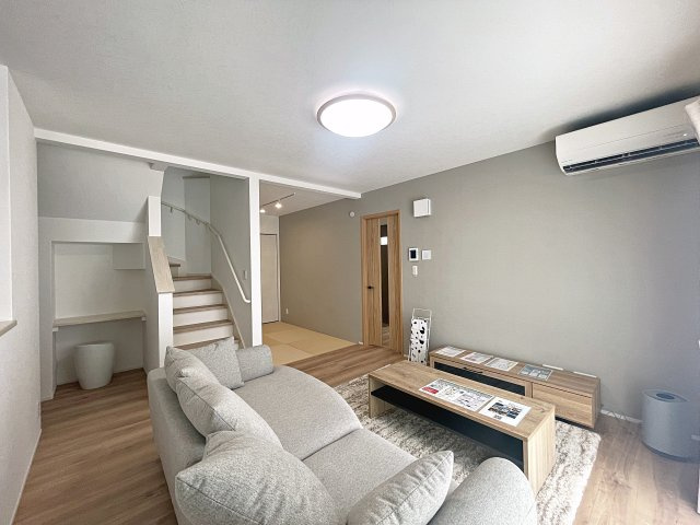 新築戸建・新築建売　会津若松市一箕町　一箕小・一箕中の居間・リビング|2階へ上がる際必ず通るのでコミュニケーションが自然と増えるリビング階段！
