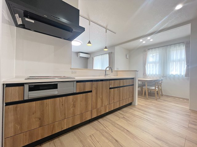 新築戸建・新築建売　会津若松市一箕町　一箕小・一箕中のキッチン|カウンター越しに会話が弾み、家族とのつながりを感じられる対面キッチンです！食洗器付きです！