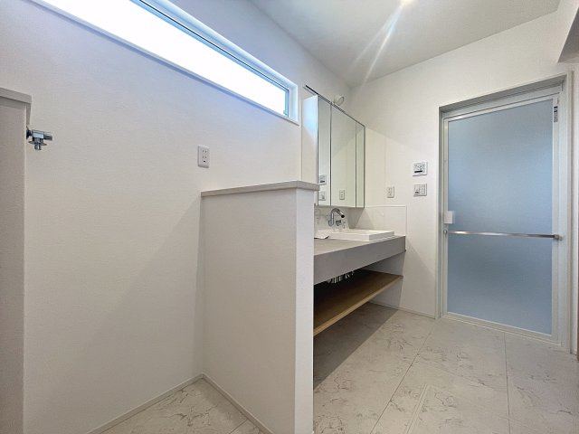 新築戸建・新築建売　会津若松市一箕町　一箕小・一箕中の洗面所|ワイドカウンターの洗面台はおしゃれかつ使い勝手がいい！物が置きやすく身支度もスムーズです！