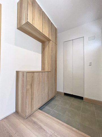 新築戸建・新築建売　会津若松市一箕町　一箕小・一箕中の玄関|大容量のシューズボックス付きで収納豊富な玄関スペース！