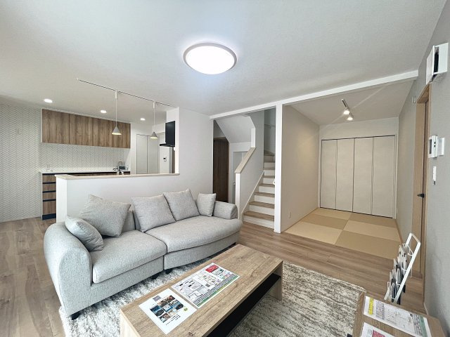 新築戸建・新築建売　会津若松市一箕町　一箕小・一箕中の居間・リビング|ゆとりのあるリビングは家族が集うくつろぎの空間です！ブランド家具一式譲渡！